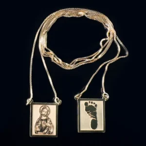 Escapulário personalizado de ouro com símbolos religiosos e gravações únicas. Fé, proteção e amor para todas as gerações.