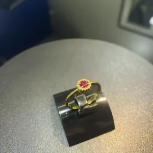 Anel de rubi feminino em ouro 18k com pedra natural. Design clássico, brilho marcante e excelente custo-benefício.