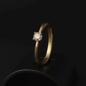Anel solitário diamante em ouro 18k, design clássico, com pedra central, acabamento polido e certificado de autenticidade