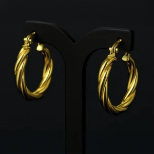 Brinco de argola trançado em ouro 18k com acabamento polido e design elegante. Joia feminina com visual sofisticado.