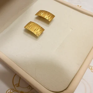 Brinco Relevo em Ouro 18K